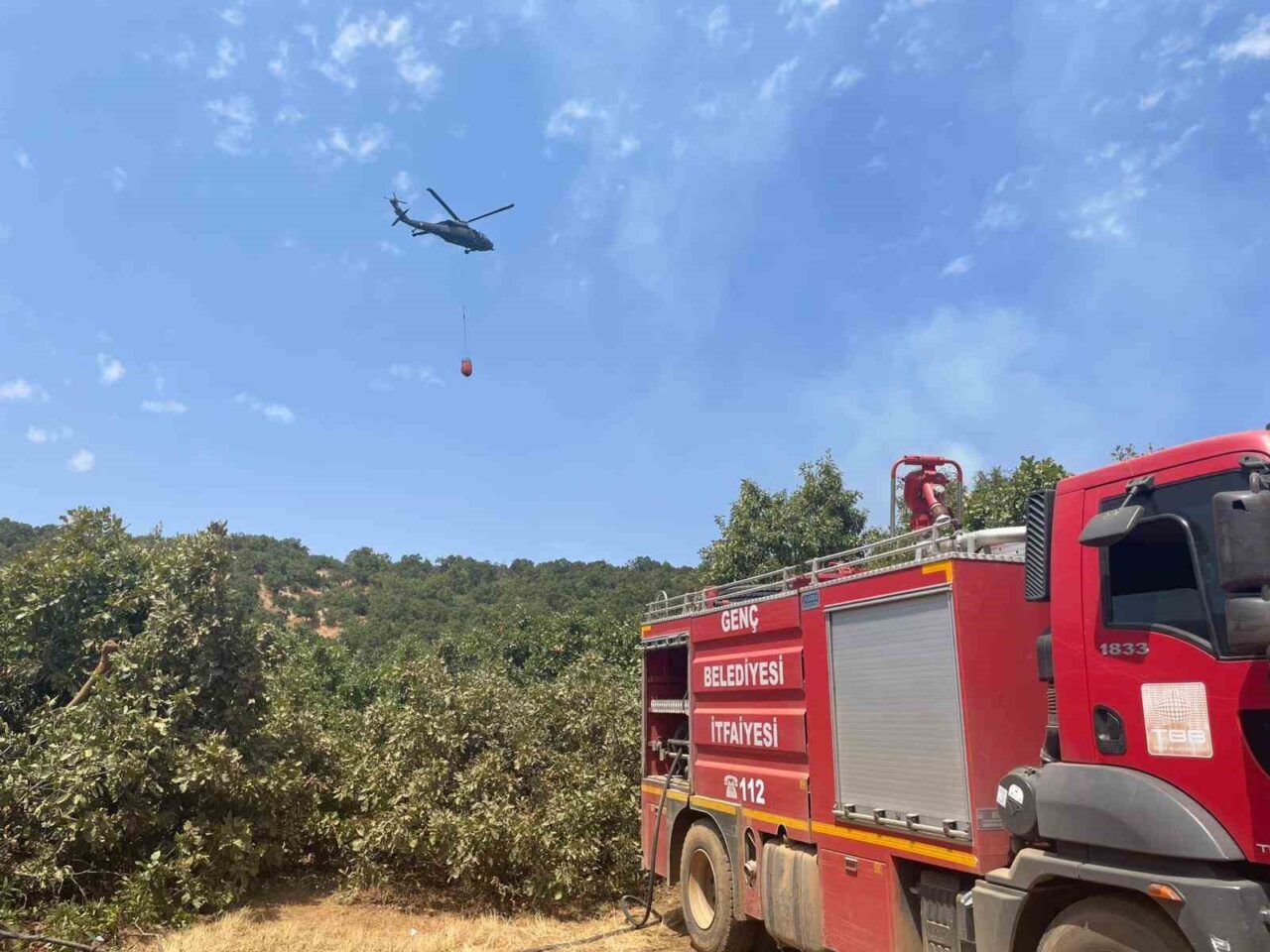 Bingöl’ün Genç ilçesinde çıkan orman yangını kontrol altına alınırken, havadan