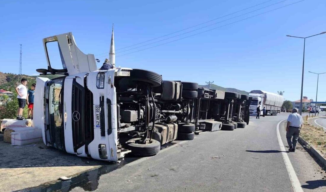 Bingöl’de saman yüklü bir kamyon, sürücüsünün kontrolünden çıkarak devrildi. Kaza