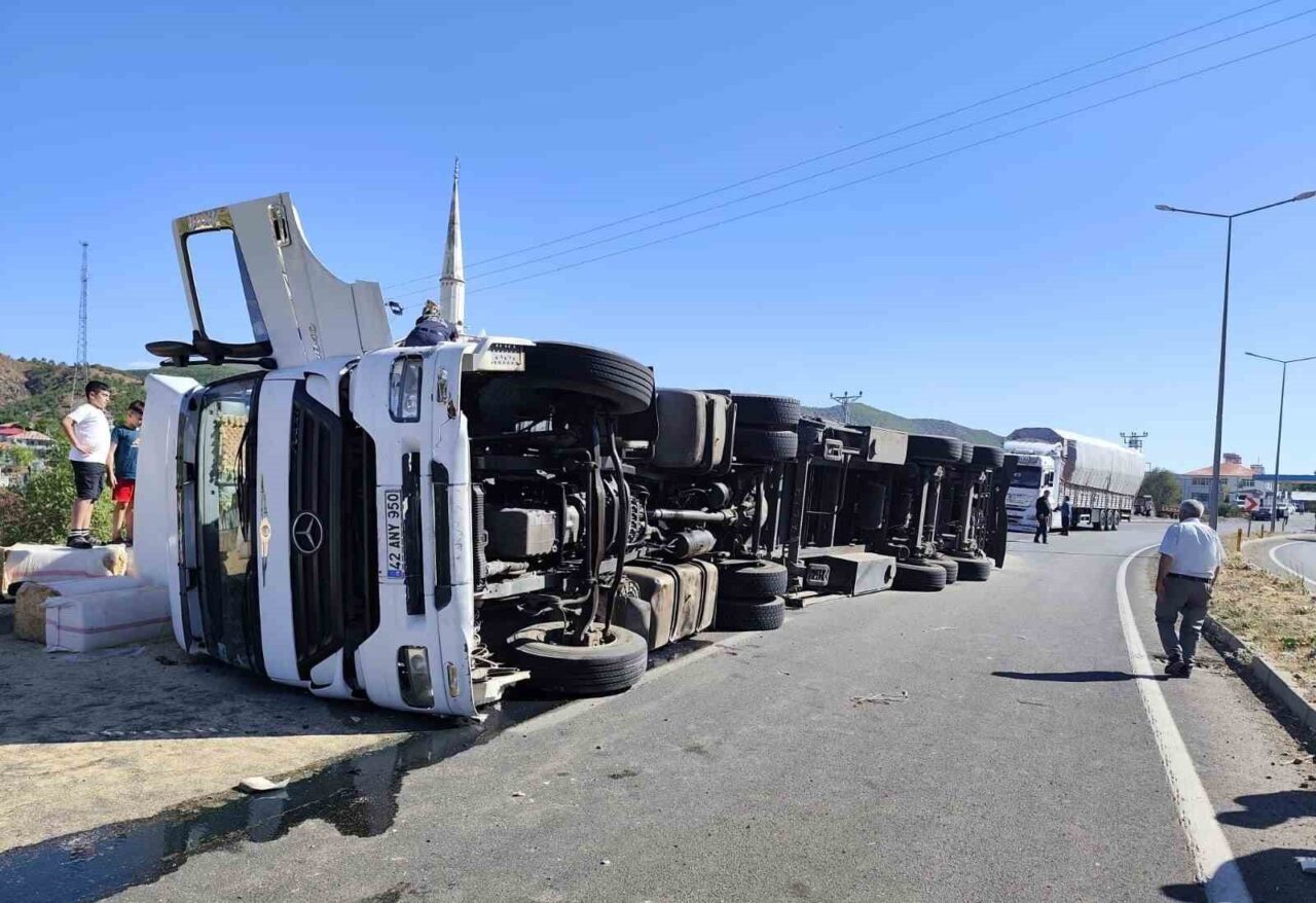 Bingöl’de saman yüklü bir kamyon, sürücüsünün kontrolünden çıkarak devrildi. Kaza
