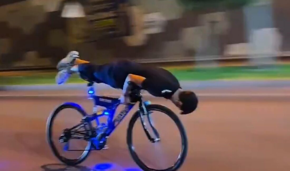 Gaziantep’te bir grup genç, gece saatlerinde İpek Yolu üzerinde araçların