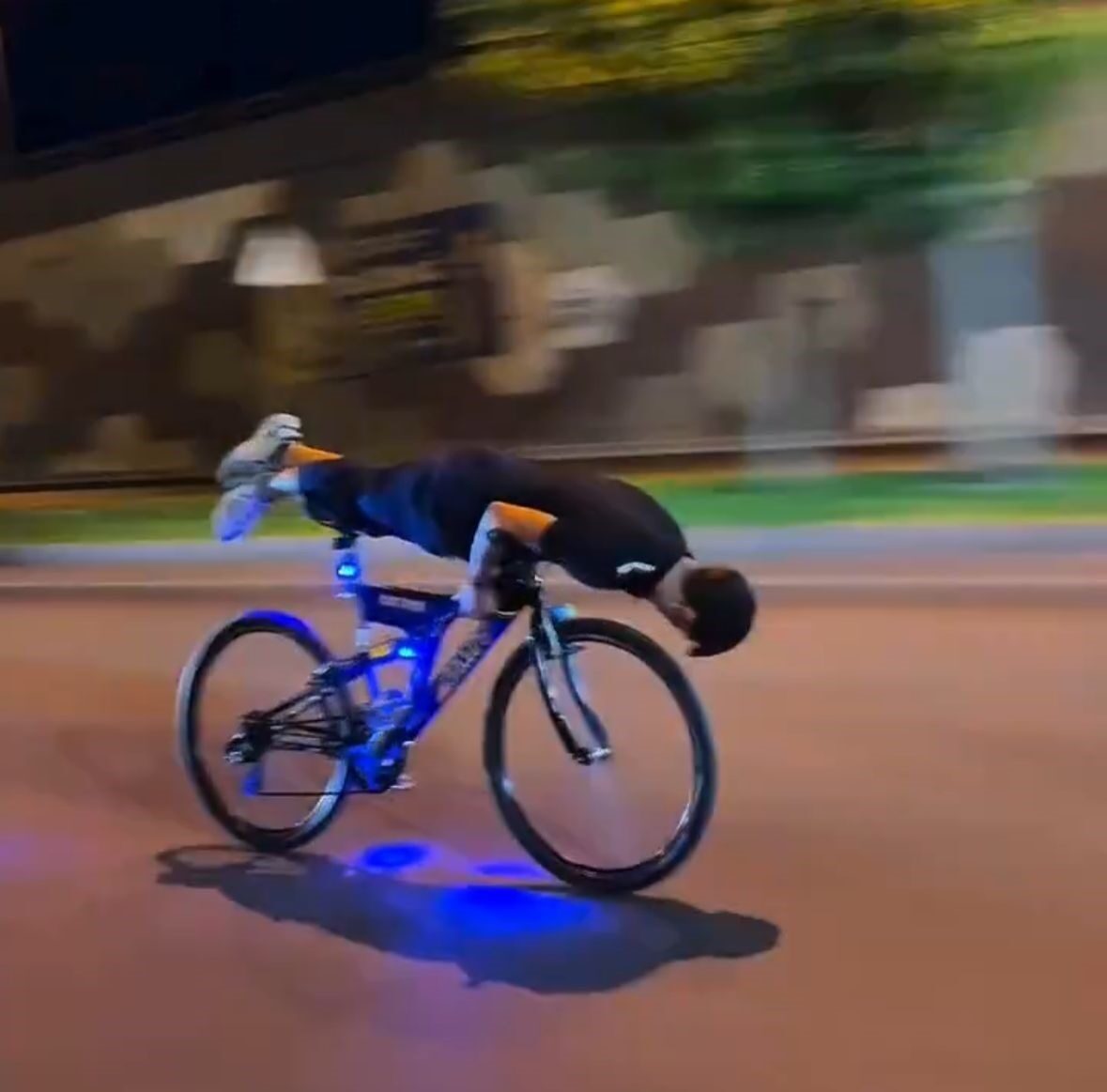 Gaziantep’te bir grup genç, gece saatlerinde İpek Yolu üzerinde araçların