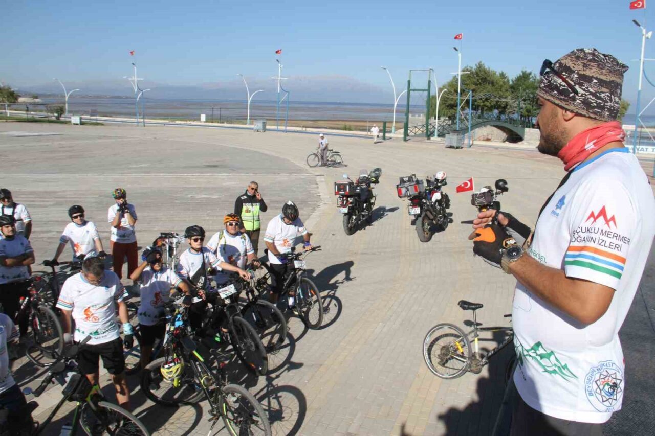 Konya’nın Beyşehir ilçesinde, bisiklet tutkunları düzenlenen festivalle Beyşehir Gölü etrafında