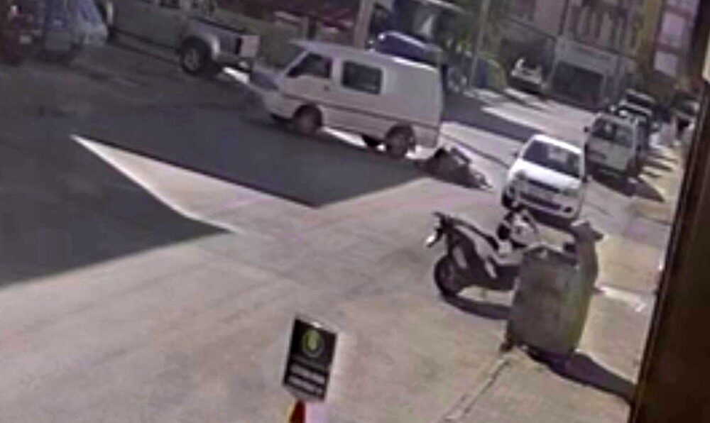 Karaman’da elektrikli bisikletle çay servisi yapan garsonun panelvan aracın altına