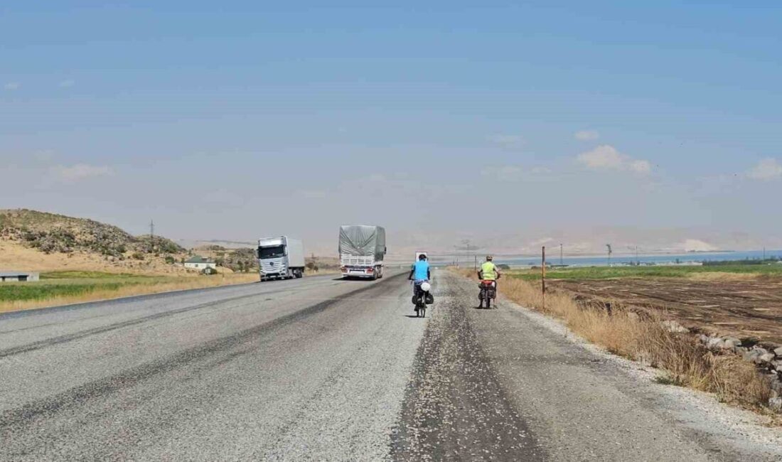 Van Gölü, doğal güzelliklerinin yanı sıra bisiklet tutkunlarının da gözdesi