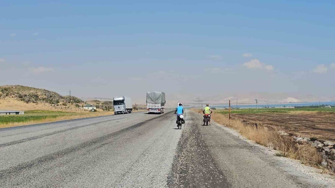 Van Gölü, doğal güzelliklerinin yanı sıra bisiklet tutkunlarının da gözdesi