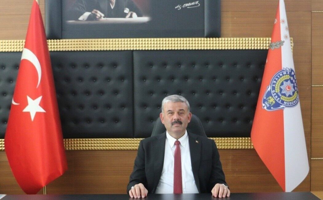 BİTLİS (İHA) – Bitlis Emniyet Müdürü Ortaç Şekeroğlu merkeze alınırken,