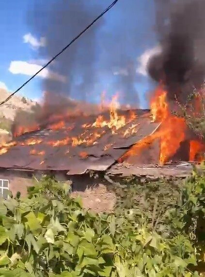 Bitlis’in Hizan ilçesinde çıkan 2 katlı evde çıkan yangın korku