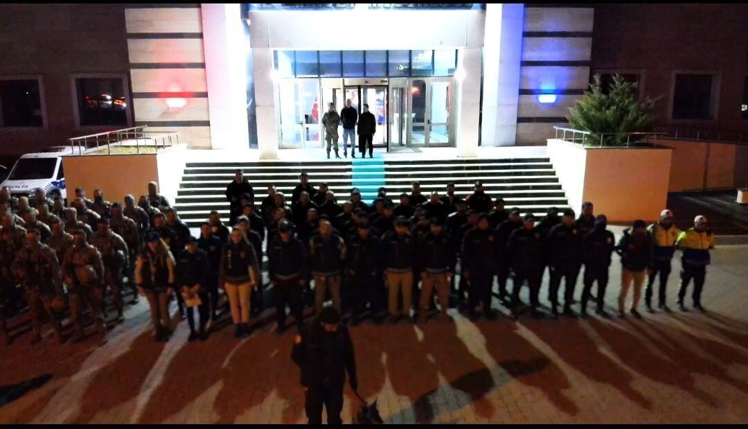 Bitlis’te uyuşturucu satıcılarına yönelik düzenlenen operasyonda gözaltına alınan 10 kişi