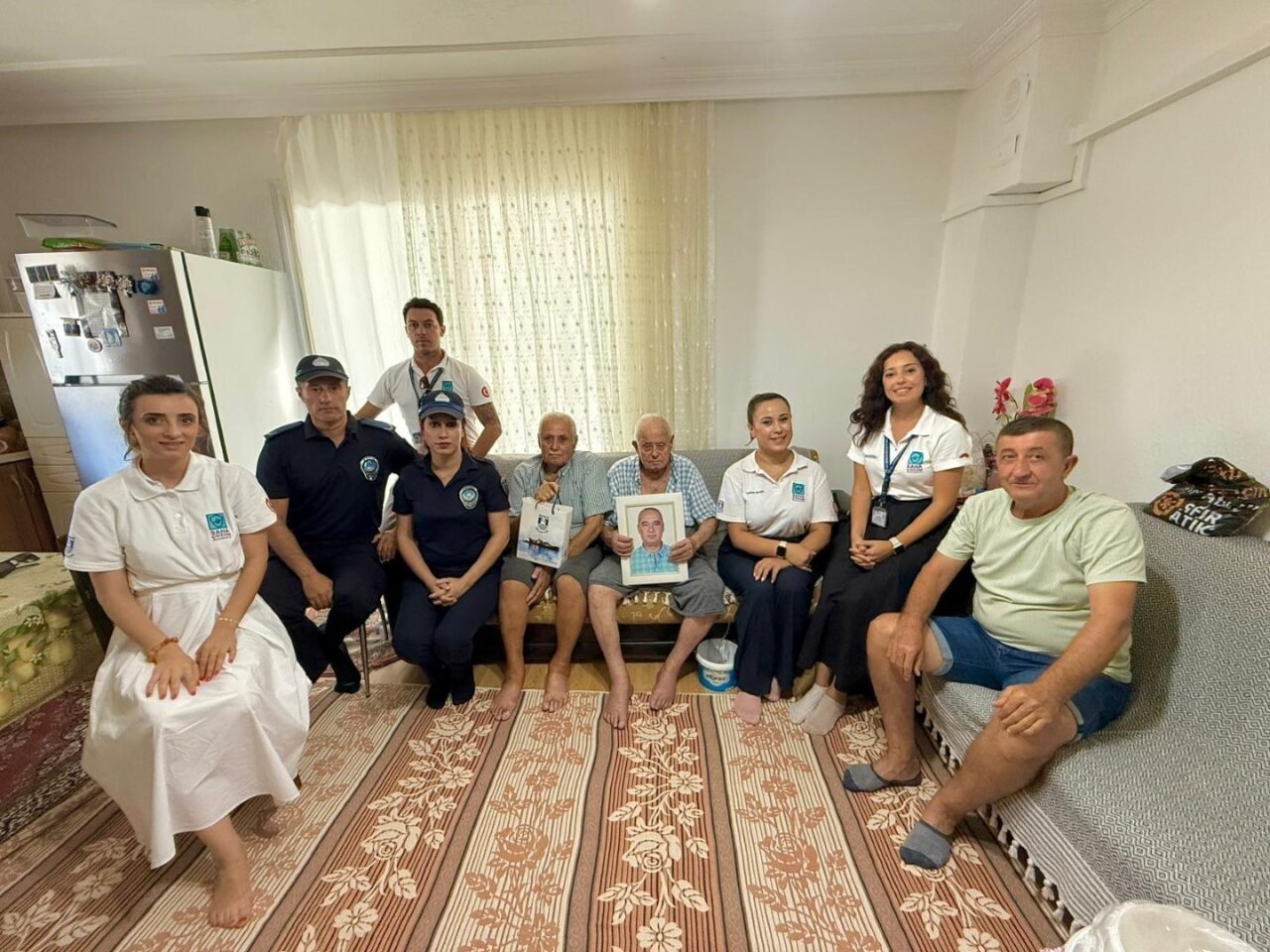 Bodrum Belediyesi ekipleri, vefat eden zabıta personellerinin ailelerini Zabıta Haftası’nda