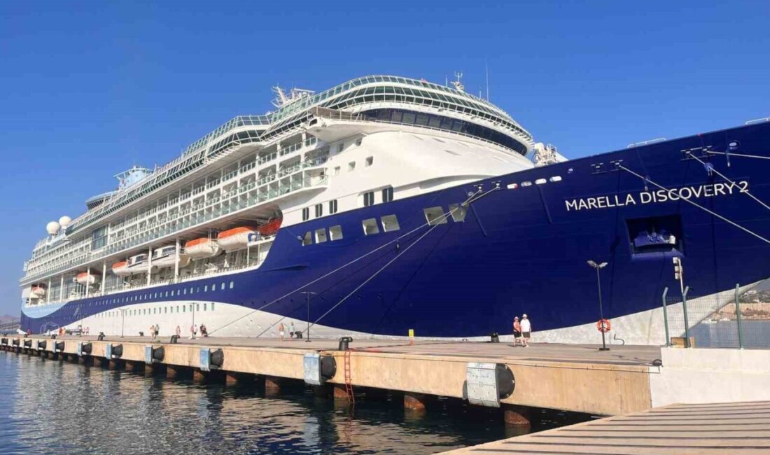 Muğla’nın Bodrum ilçesine gelen “Marella Discovery 2” adlı yolcu gemisi,
