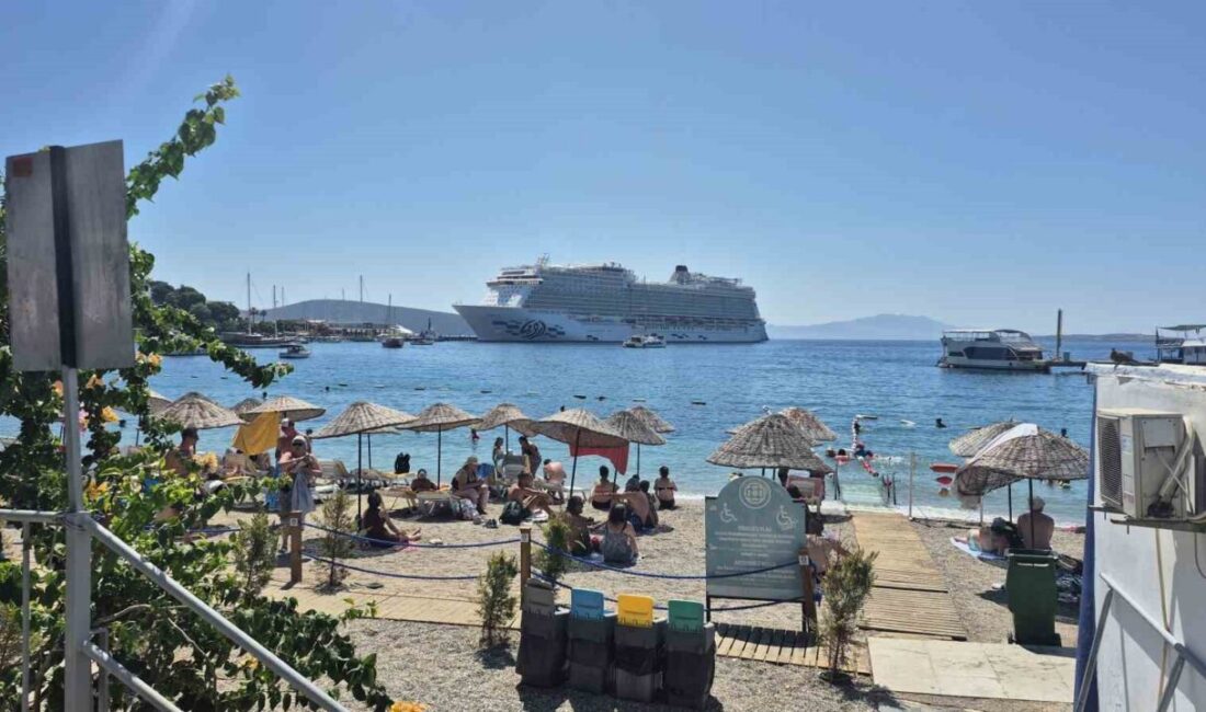 Muğla’nın Bodrum ilçesine gelen Aroya isimli yolcu gemisi, 2 bin