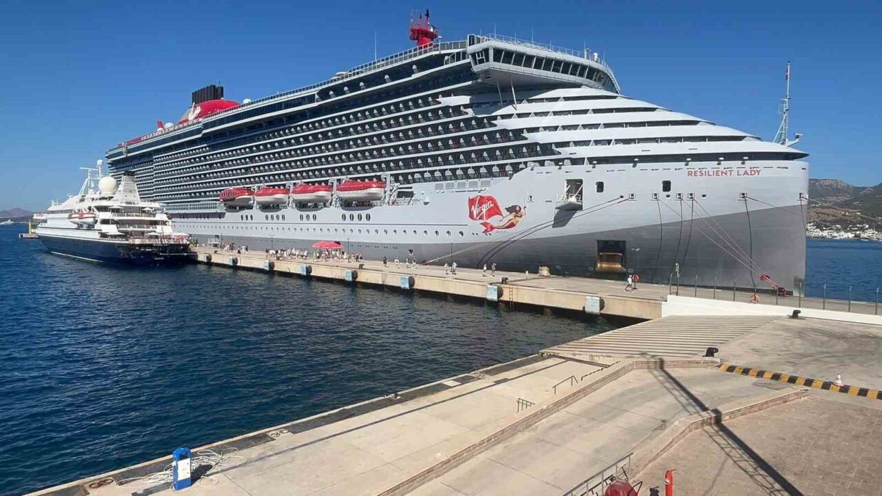 Muğla’nın Bodrum ilçesine gelen “Resilient Lady” ve “Sea Dream I”