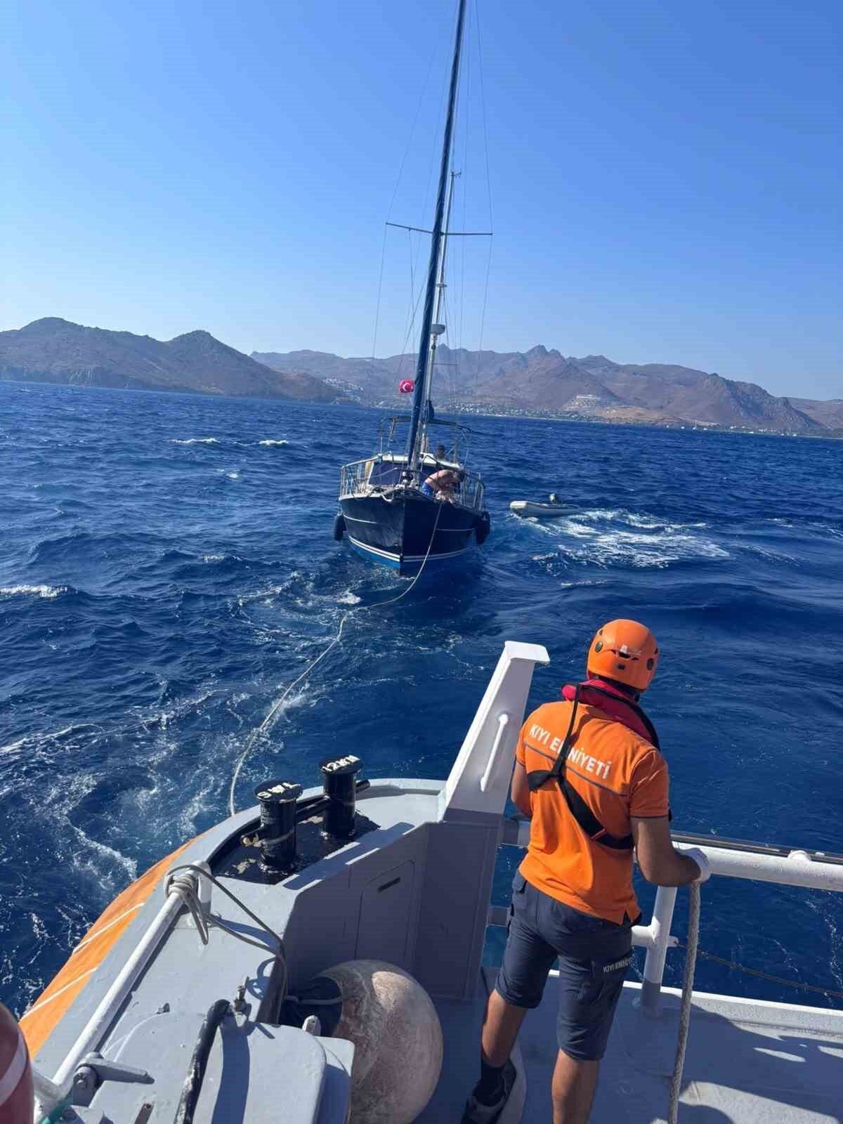 Muğla’nın Bodrum ilçesi açıklarında dümen arızası yapan ve itinde 2