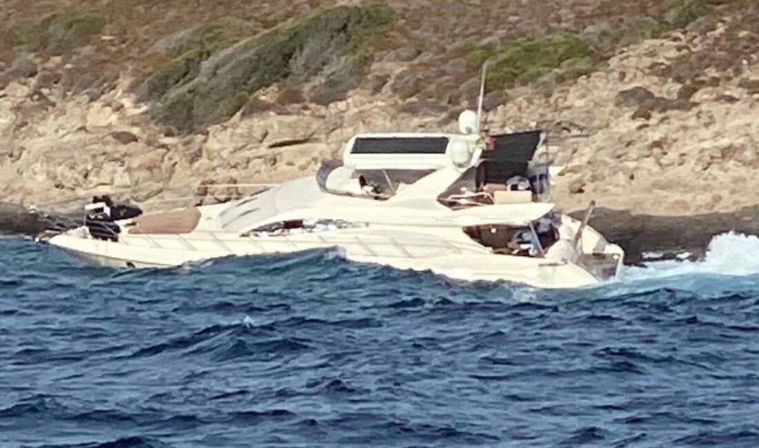 Muğla’nın Bodrum ilçesinde arıza yapan motoryat, servis botuyla birlikte karaya