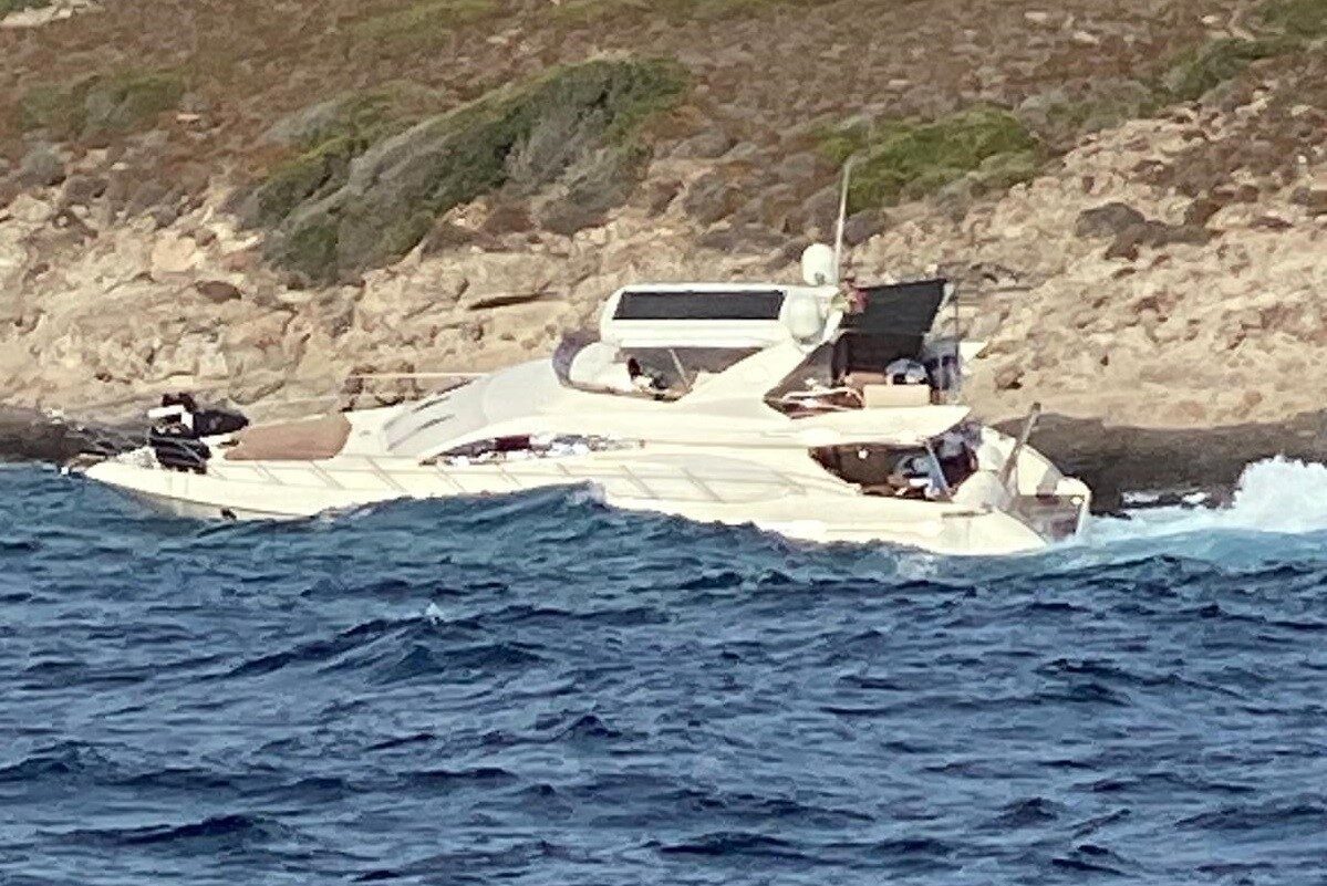 Muğla’nın Bodrum ilçesinde arıza yapan motoryat, servis botuyla birlikte karaya