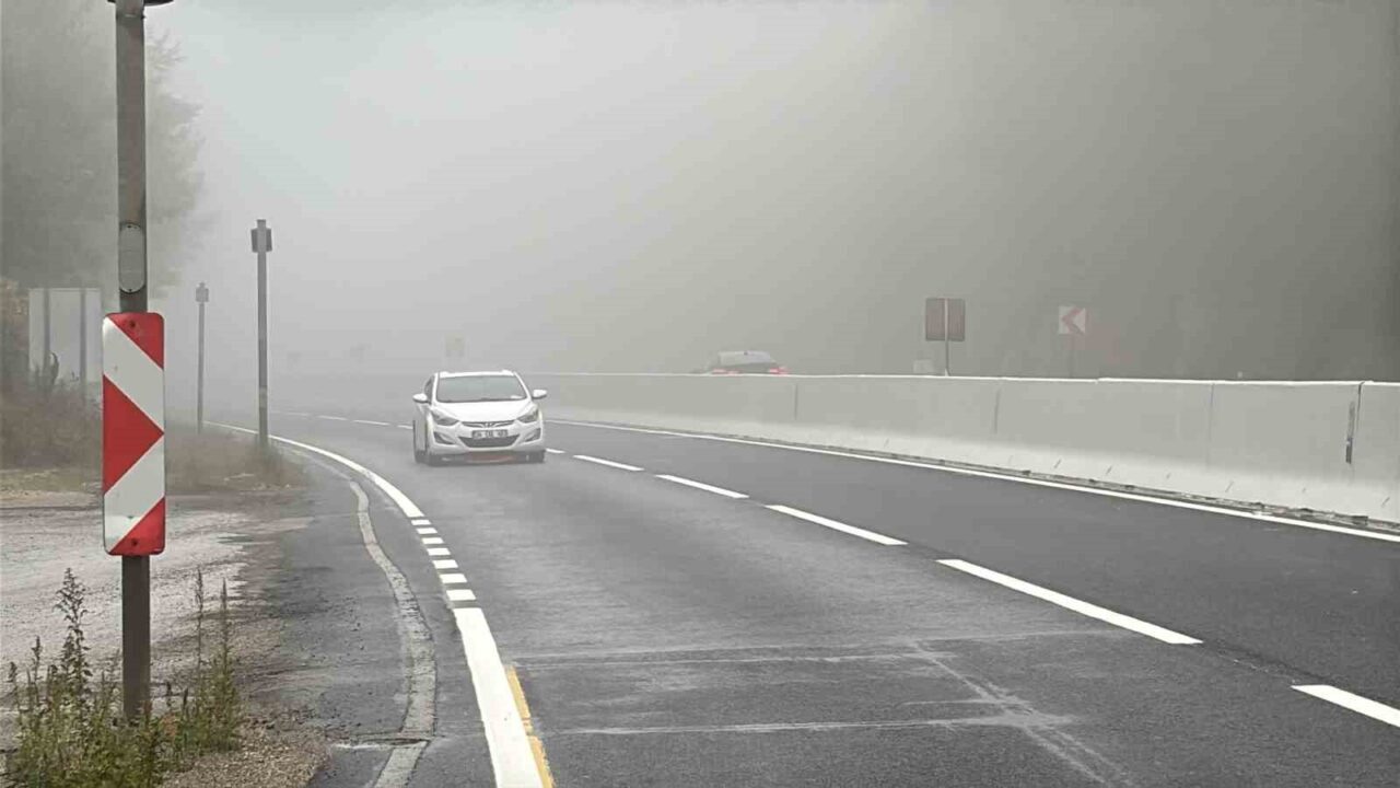 Bolu Dağı geçişinde etkili olan sis nedeniyle görüş mesafesi 30