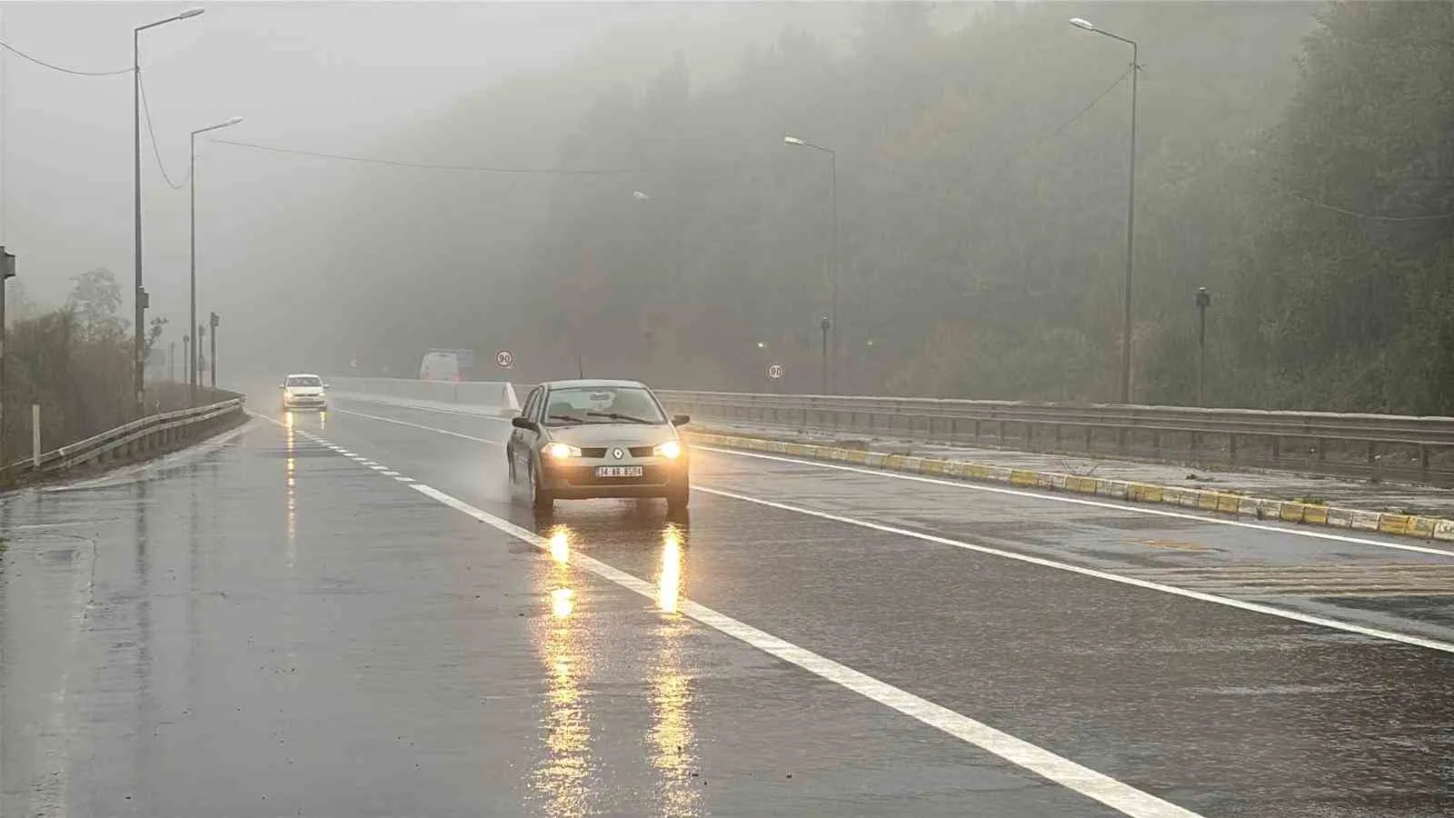 Bolu Dağı’nda etkili olan yoğun sis ve sağanak sebebiyle görüş