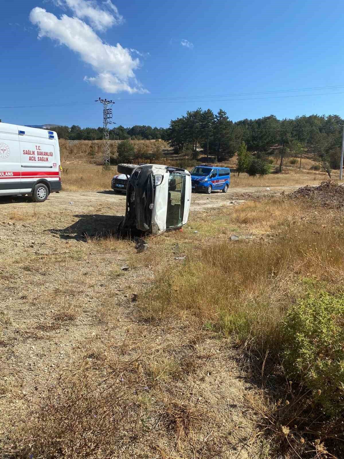 Bolu-Mudurnu kara yolunda virajı alamayan hafif ticari araç, yoldan çıkarak