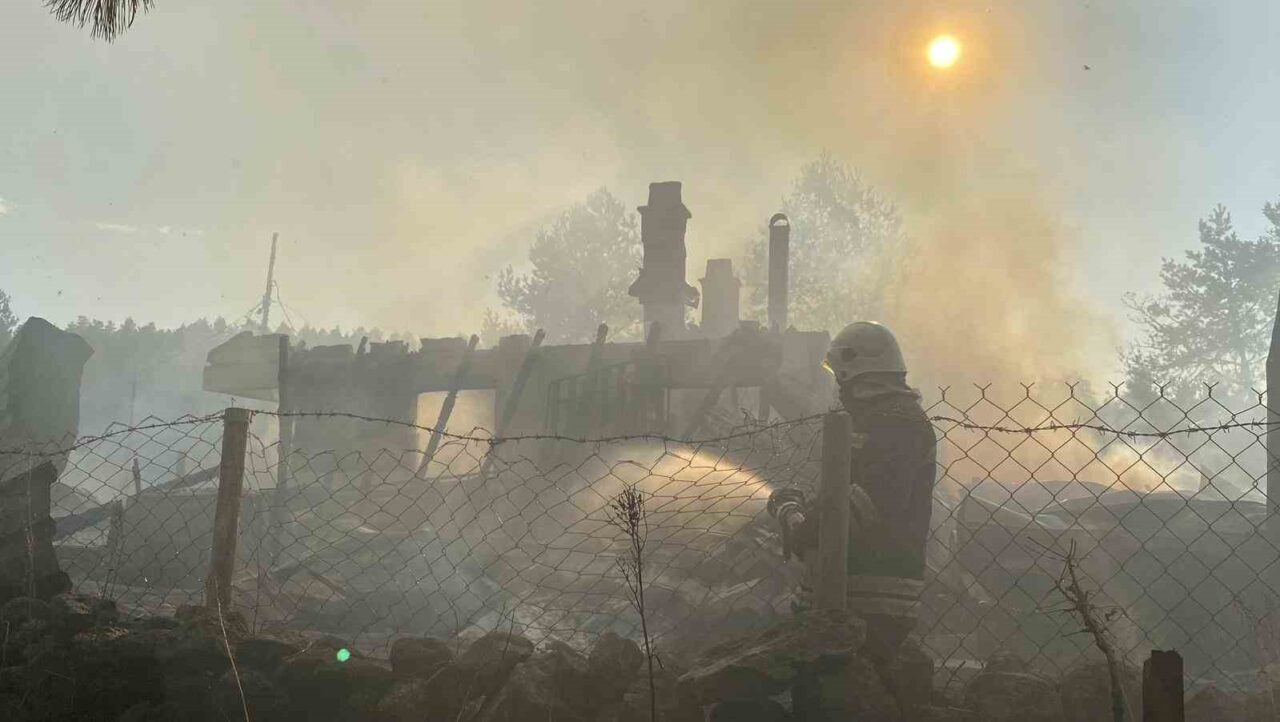 Bolu’da Aşağı Soku Yaylası’nda çıkan kundaklama yangınında 4 ev, 4