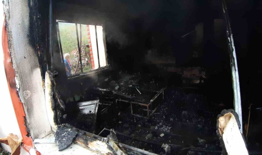 Bolu’nun Mudurnu ilçesinde iki katlı ahşap evde çıkan yangında yaşlı