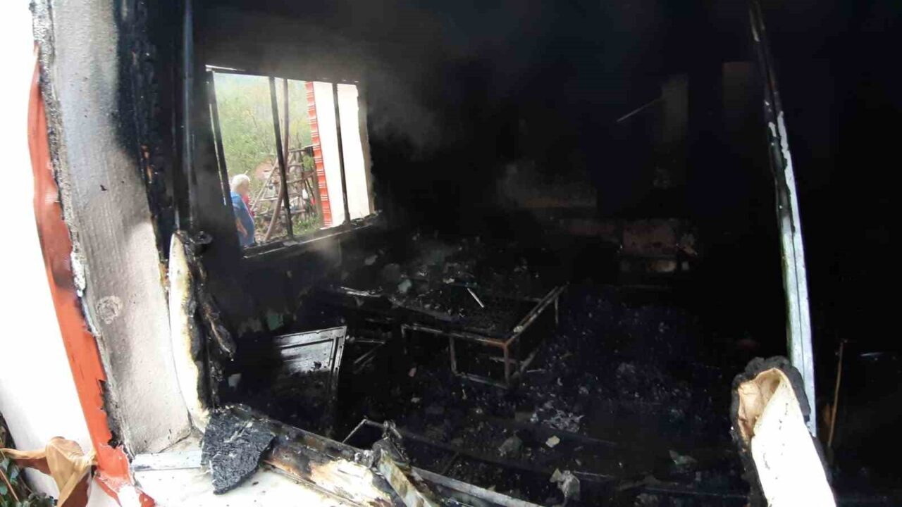 Bolu’nun Mudurnu ilçesinde iki katlı ahşap evde çıkan yangında yaşlı