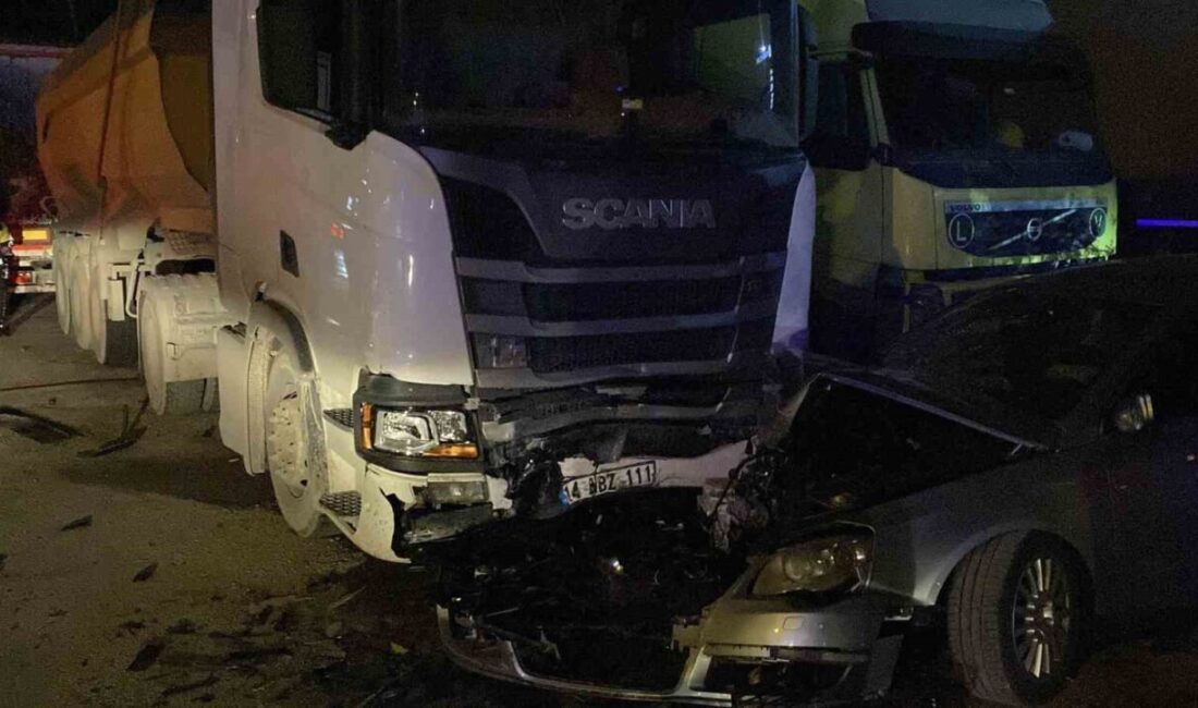 Bolu’da sürücüsünün direksiyon hakimiyetini kaybettiği otomobil, park halindeki minibüs ve