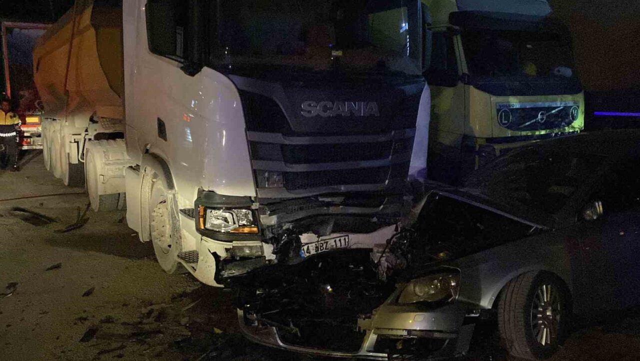 Bolu’da sürücüsünün direksiyon hakimiyetini kaybettiği otomobil, park halindeki minibüs ve