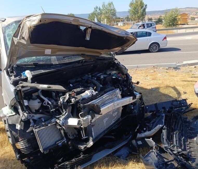 D-100 kara yolunun Bolu geçişinde otomobil ile hafif ticari aracın