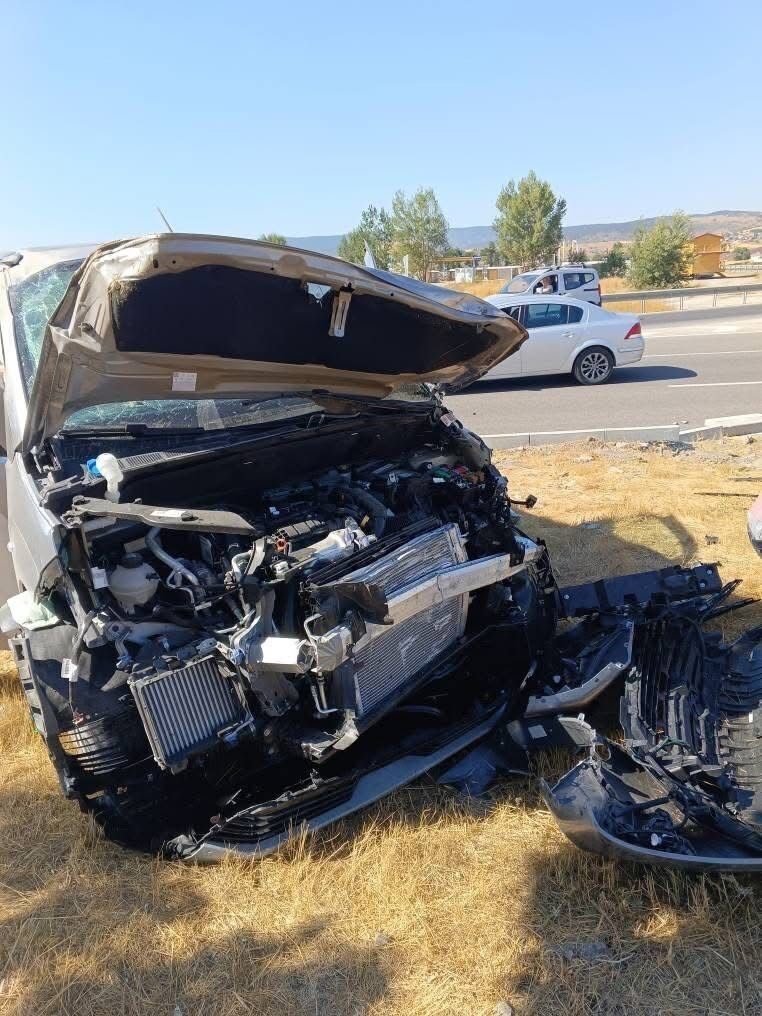 D-100 kara yolunun Bolu geçişinde otomobil ile hafif ticari aracın