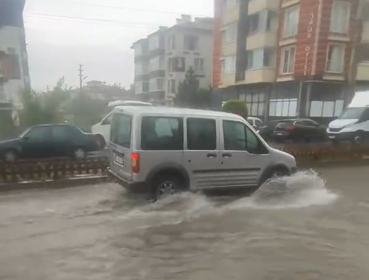 Bolu’da günlerdir etkili olan sıcak hava, yerini sağanağa bıraktı. Şehir