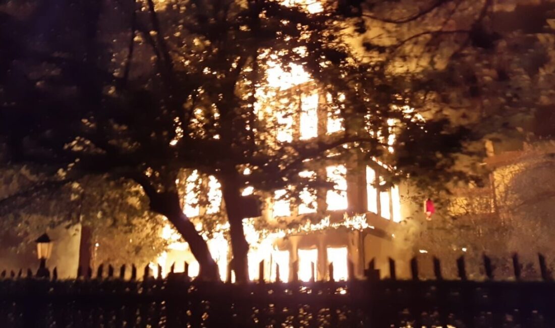 Bolu’nun Mudurnu ilçesinde bulunan tarihi Keyvanlar Konağı, gece saatlerinde çıkan