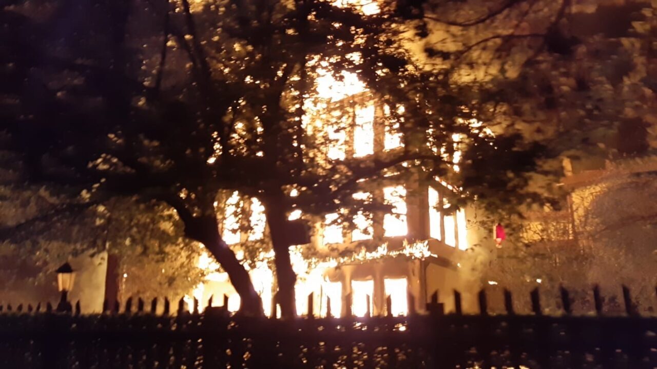 Bolu’nun Mudurnu ilçesinde bulunan tarihi Keyvanlar Konağı, gece saatlerinde çıkan