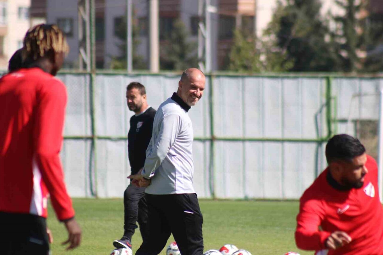 Trendyol 1. Lig ekiplerinden Boluspor Teknik Direktörü Mustafa Er, “Cuma