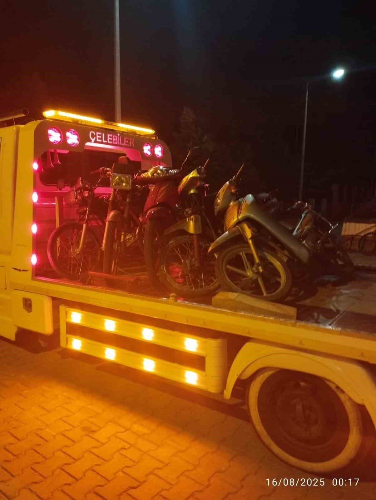 Afyonkarahisar’ın Bolvadin ilçesinde polis tarafından gerçekleştirilen trafik denetiminde 20 motosiklet