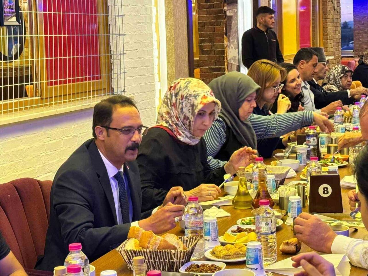 Afyonkarahisar’ın Bolvadin ilçesinde gaziler günü dolayısıyla gerçekleştirilen yemekte şehit yakınları