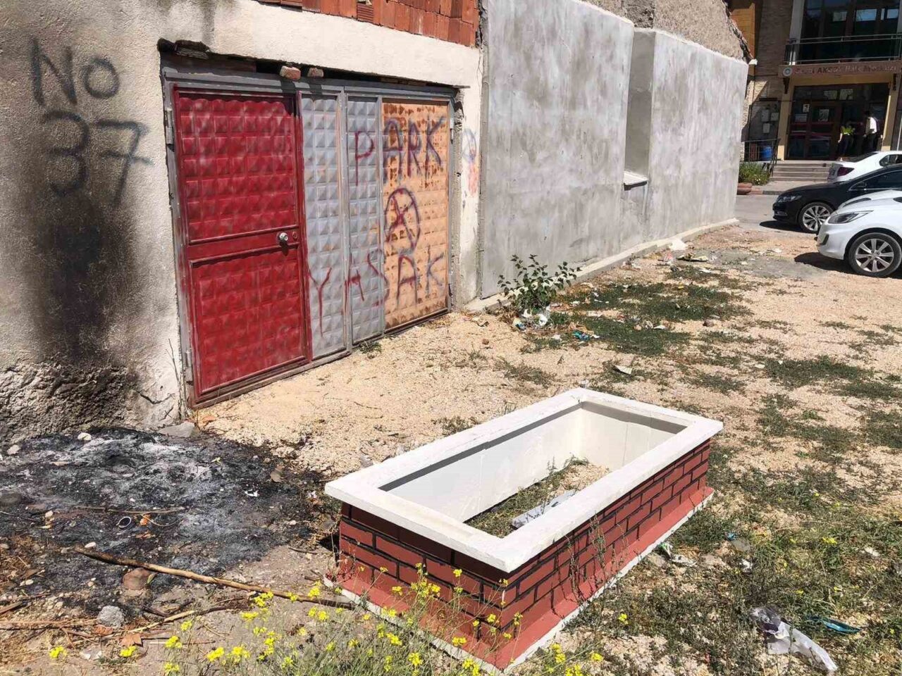 Boş bir arazide görülen ve üzerinde isimli taşı bulunan mezar,