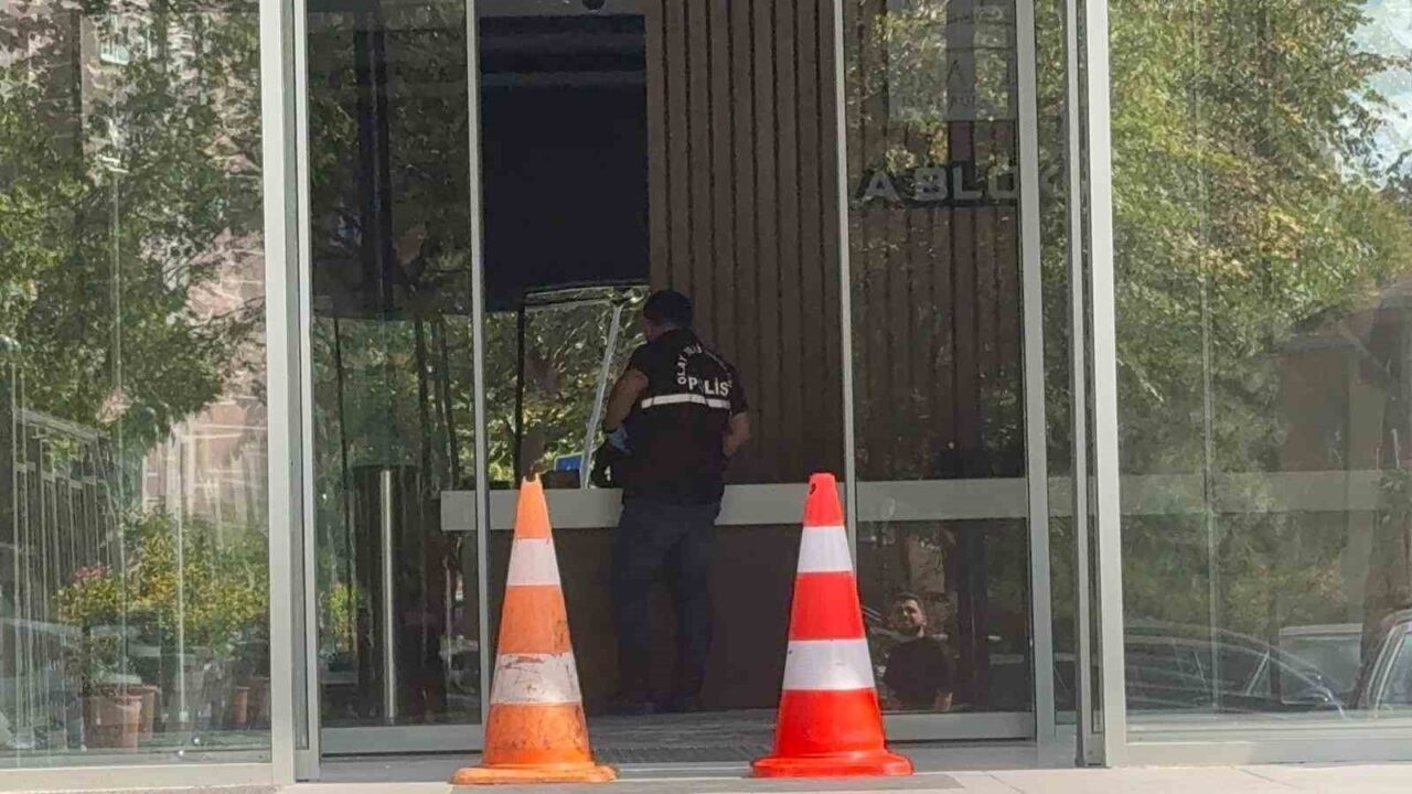 İstanbul’un Beylikdüzü ilçesinde bir kişi, boşanma aşamasında olduğu eşini pompalı