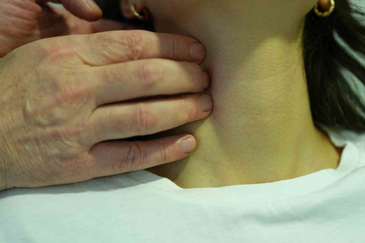 Boyundaki şişlikler, basit bir enfeksiyon belirtisi olabileceği gibi ciddi hastalıkların