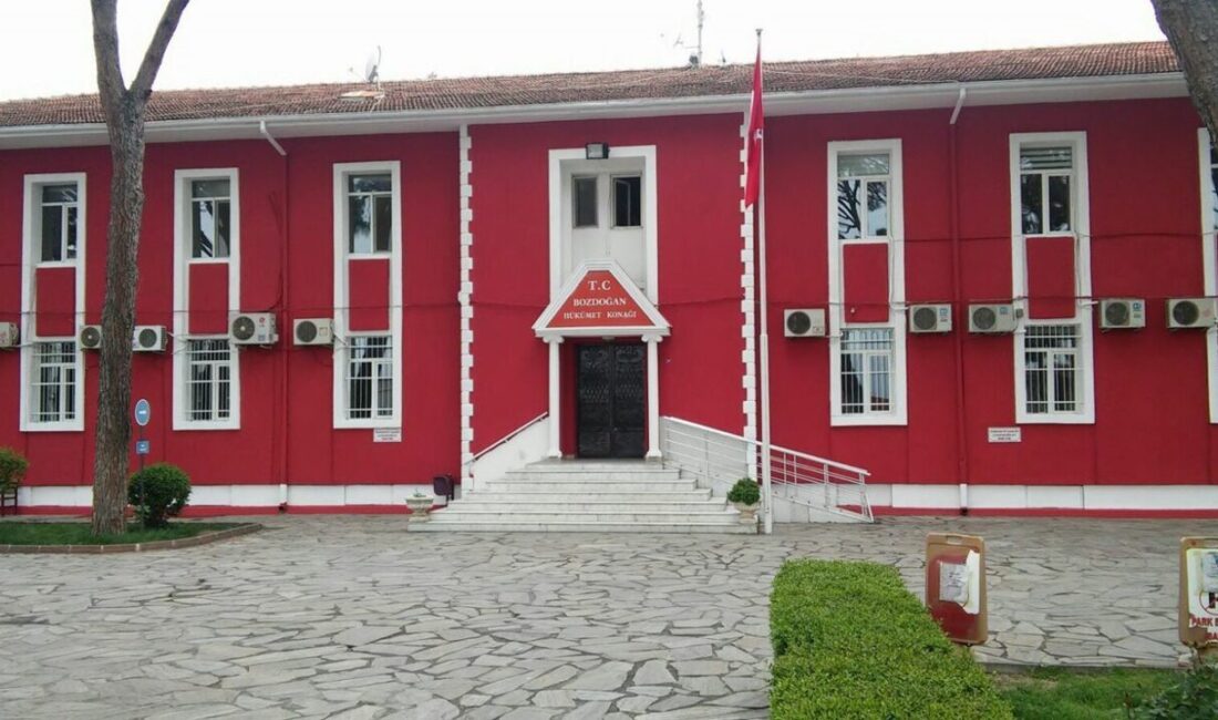 Hava sıcaklıklarının düşmesine rağmen rüzgarın etkisiyle orman yangını riskinin sürdüğünü