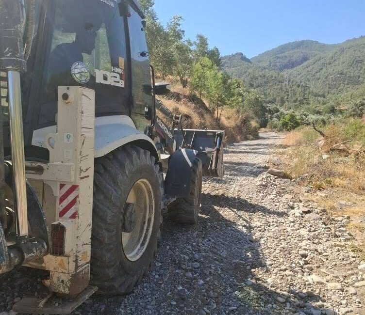 Bozdoğan Belediyesi, kırsal mahallelerde arazi yollarının bakım ve onarım çalışmalarını