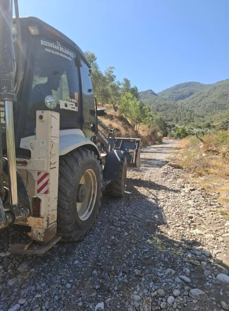 Bozdoğan Belediyesi, kırsal mahallelerde arazi yollarının bakım ve onarım çalışmalarını