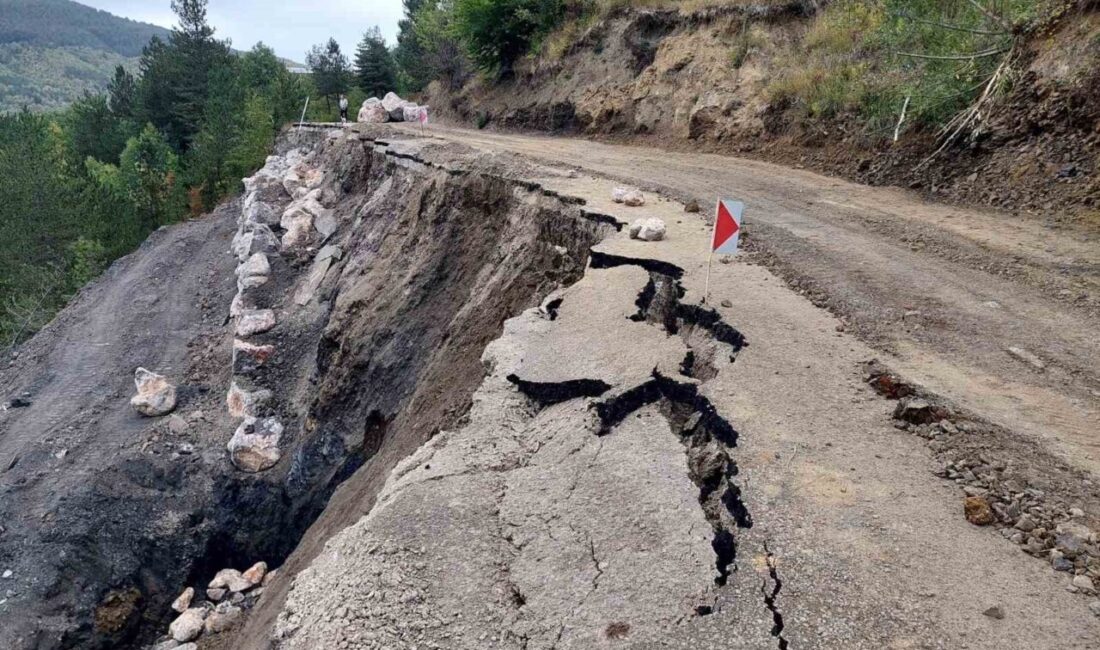 Kastamonu’nun Bozkurt ilçesinde meydana gelen heyelan sebebiyle grup köy yolu