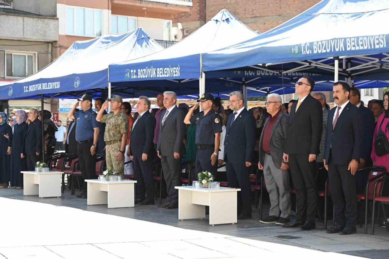 Bozüyük’te İlköğretim Haftası, Cumhuriyet Meydanı’nda düzenlenen törenle kutlandı. Törende ilk