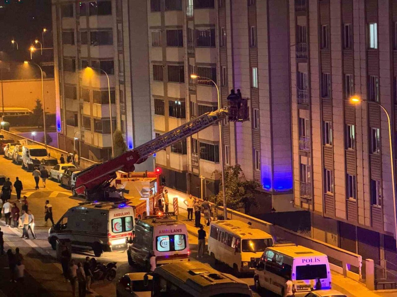 Bozüyük’te bir apartman dairesinde çıkan yangın paniğe neden olurken binada