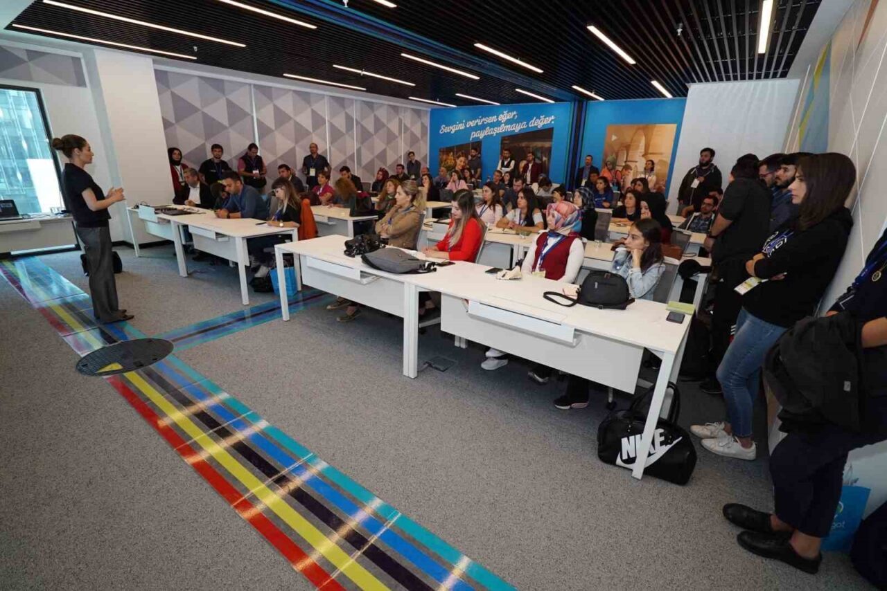 Ulaştırma ve Altyapı Bakanı Abdulkadir Uraloğlu, BTK Akademi’nin eğitim içeriklerini