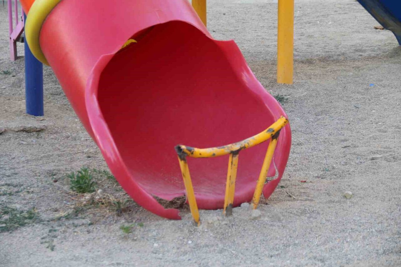 Eskişehir’in Odunpazarı ilçesindeki bir çocuk parkındaki kaydırağın bitimine dikilen korkuluğun