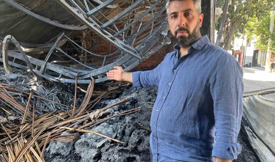 İzmir’in Buca ilçesinde mobilya atıklarının bulunduğu çöplük alanda çıkan yangında