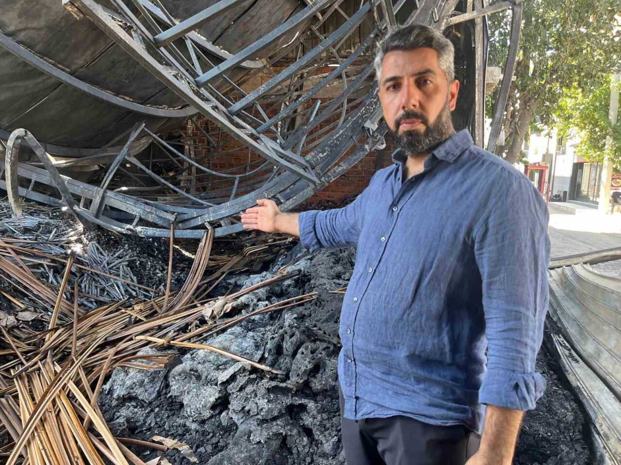 İzmir’in Buca ilçesinde mobilya atıklarının bulunduğu çöplük alanda çıkan yangında