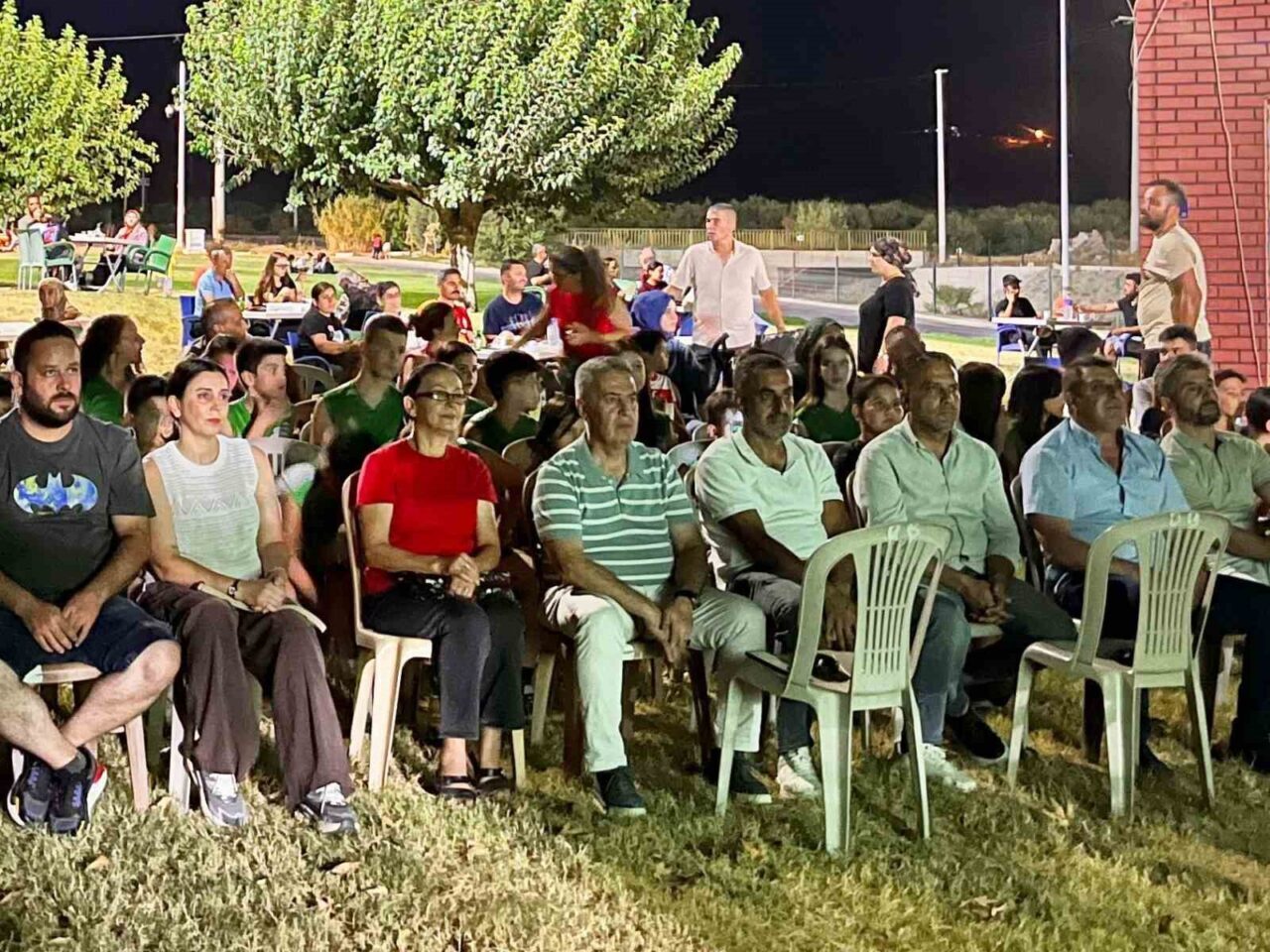 Aydın’ın Buharkent ilçesinde 15 Temmuz Millet Bahçesi’nde buluşan yüzlerce Buharkentli,