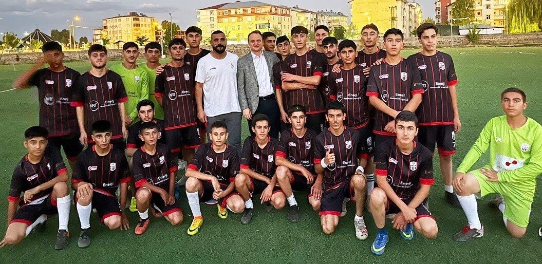 Muş’un Bulanık Kaymakamı Ömer Övünç Koşansu, ilçe stadında antrenman yapan